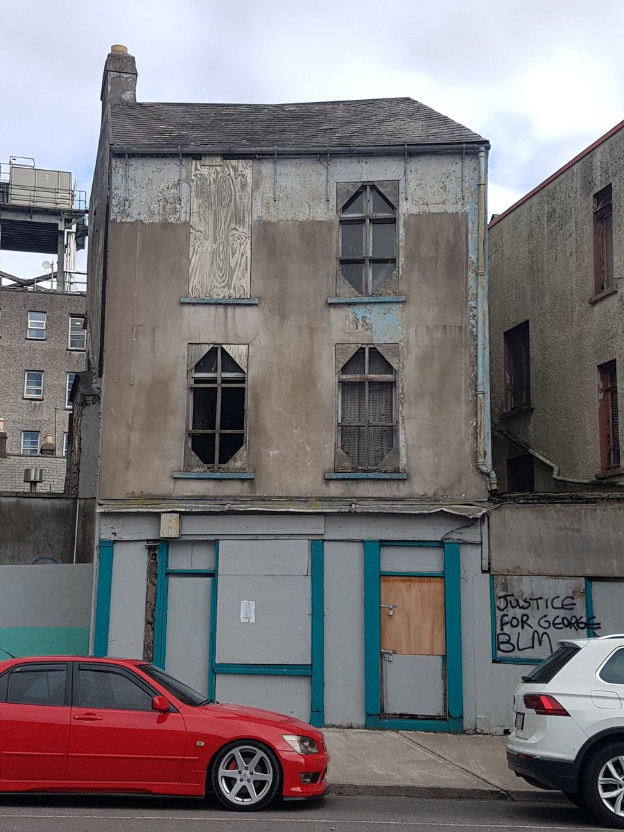 another crumbling building, potentially collapsing, in  #cork city centre, someone's home, full of character, boarded up, so much potential, it's a  #socialcrime with so many  #homeless  #inequality  @corkcitycouncil  #programmeforgovernment