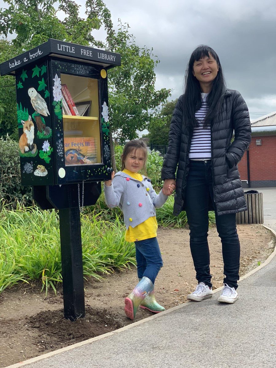 leedslillibrary's tweet image. The FONS #LLFL went up today (Friends of Newlands School) at, you guessed it, Morley Newlands School! Here"s artist Hew Ma and daughter.
#littlefreelibraries #leedsart #Britishwildlife #bookexchange #fox #owl