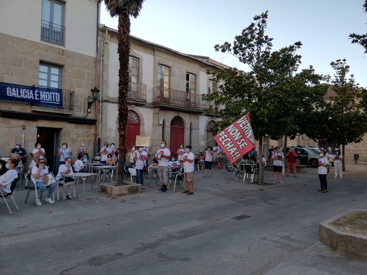 EvaXwzwx's tweet photo. Así recibimos a Feijóo agora en Verín.
Os recortes matan, hai que botalos!! https://t.co/qpn5ENE7p6