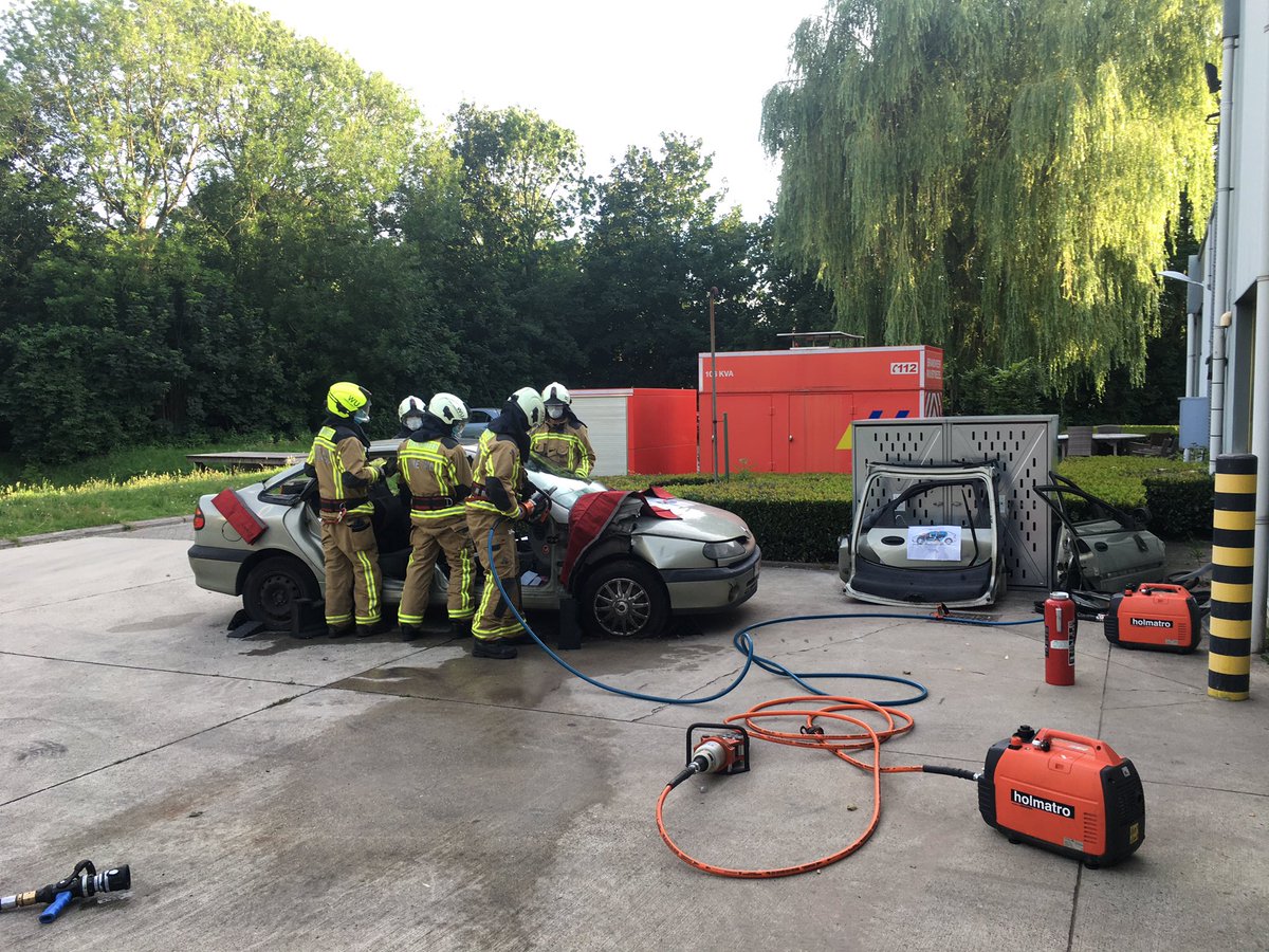 BWWuustwezel's tweet image. #superblij dat we terug kunnen oefenen #covidproof in kleine bubbels #oefeningbaartkunst Technische hulpverlening redding bij #ongeval