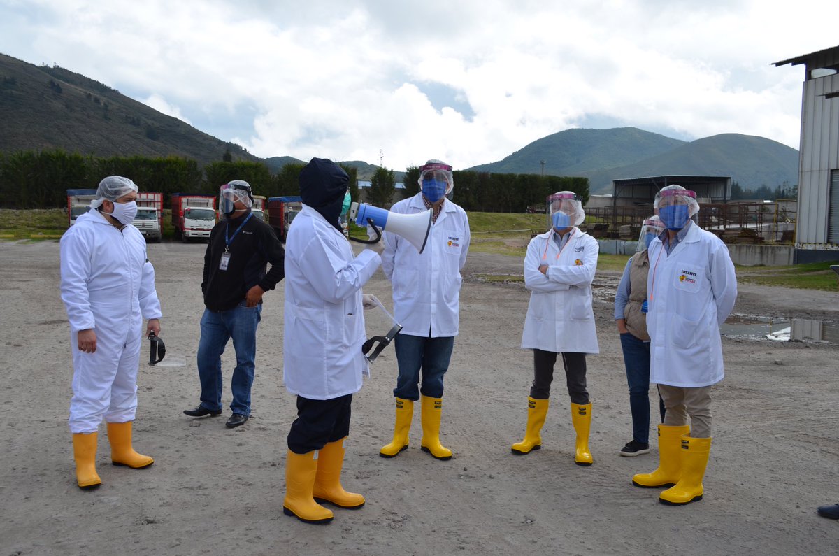 Produccion_Ecu's tweet photo. “Es grato visitar empresas responsables que cumplen estrictos protocolos de bioseguridad, se ve reflejada la inversión realizada para mantener un adecuado manejo del personal. Empresas como estas son ejemplo para el país. Gracias a #Pofasa por mantenerse de pie”, @JacksonT_C. https://t.co/rSCKpA5Yle