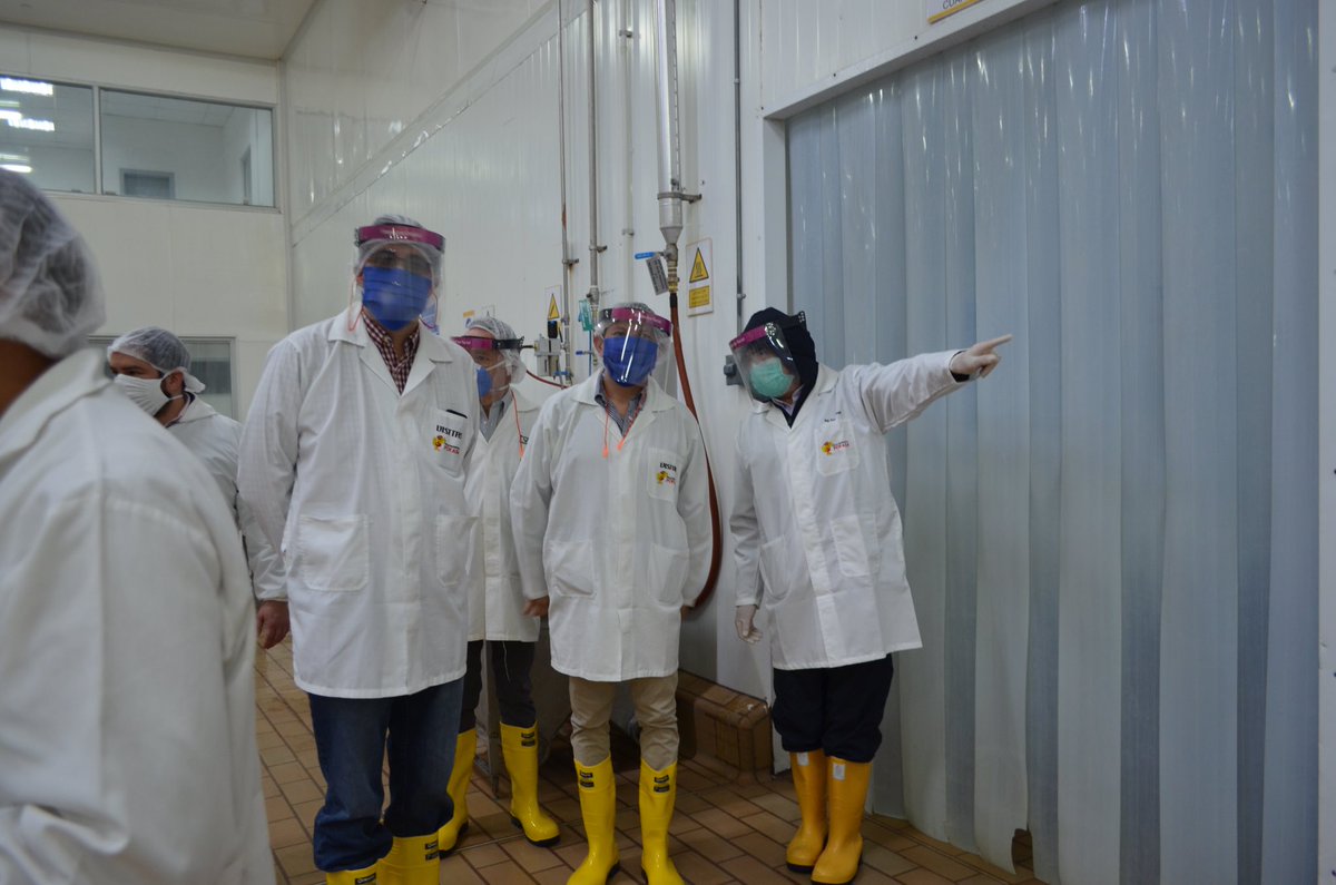 Produccion_Ecu's tweet photo. “Es grato visitar empresas responsables que cumplen estrictos protocolos de bioseguridad, se ve reflejada la inversión realizada para mantener un adecuado manejo del personal. Empresas como estas son ejemplo para el país. Gracias a #Pofasa por mantenerse de pie”, @JacksonT_C. https://t.co/rSCKpA5Yle
