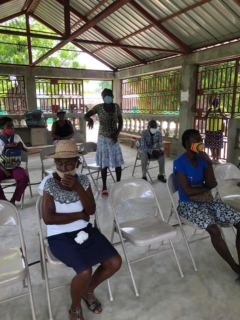 UNFPAHaiti's tweet photo. La sensibilisation contre la #COVID19 continue. Les sages-femmes forment les matrones afin de protéger la vie des #femmesenceintes et les femmes allaitantes dans les communautés les plus reculées. @MsppOfficiel #DSNO #UNFPAHaiti @AMC_corporatif https://t.co/KerOwpi4jX