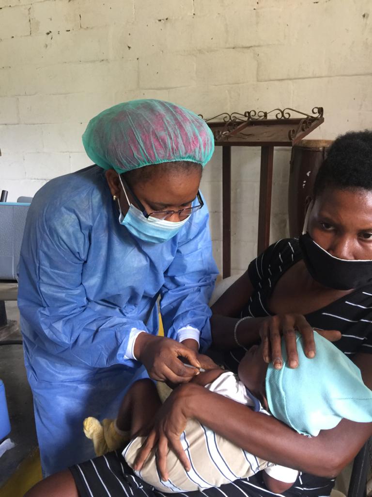 UNFPAHaiti's tweet photo. La sensibilisation contre la #COVID19 continue. Les sages-femmes forment les matrones afin de protéger la vie des #femmesenceintes et les femmes allaitantes dans les communautés les plus reculées. @MsppOfficiel #DSNO #UNFPAHaiti @AMC_corporatif https://t.co/KerOwpi4jX