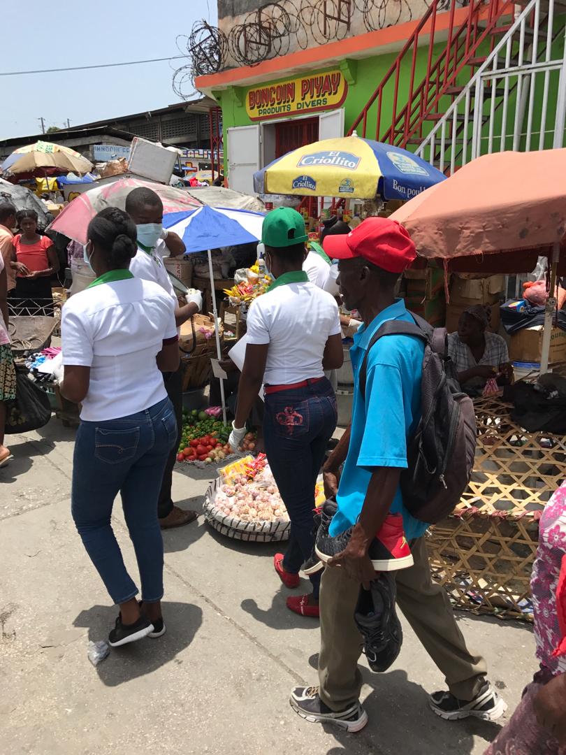 MsppOfficiel's tweet photo. #COVID19
#UCRP
#DPSPE
Les Officiers sanitaires continuent la sensibilisation sur la COVID-19 au marché Salomon et à la Direction Départementale de l’Ouest de la Police Nationale d’Haïti, ce vendredi 3 juillet 2020.
#PortezToujoursUnMasque
#LavezVousLesMains
#GardezVosDistances https://t.co/cW91NeSMAD