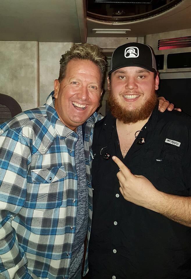 shawnparrsatc's tweet photo. Check out https://t.co/EaACD0APOL to read about this week’s #BlastFromThePast and #PickOfTheWeek feat. @OfficialJackson and @lukecombs ! @DJ_Shawn_Parr friendship with these two goes way back! #Shawnanigans #AcrossTheCountry #CountryMusicFamily https://t.co/WcJtPqvU5N