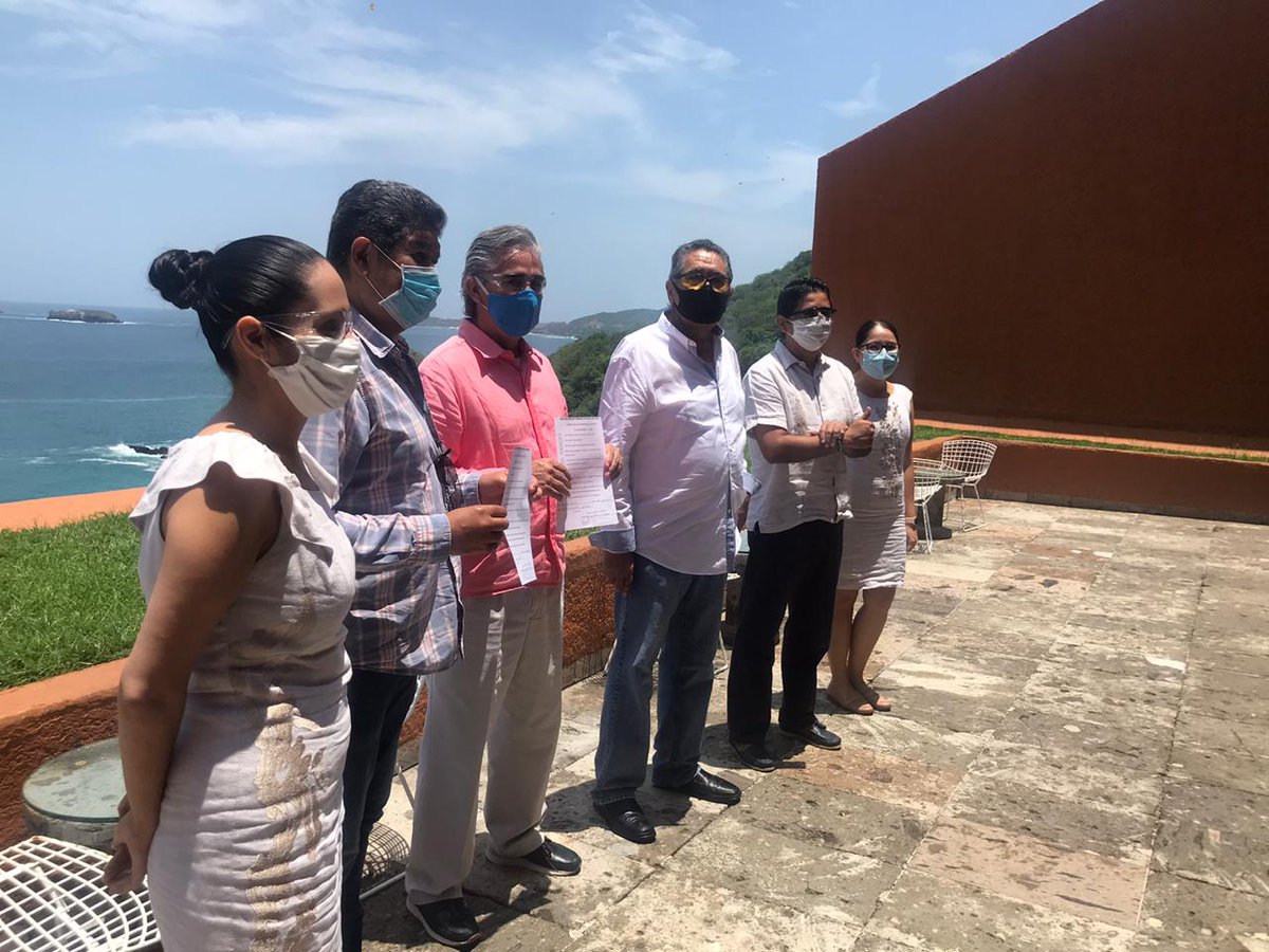 EligioSerna's tweet photo. Junto con @PompeyoSaldana , su equipo y Sanin Serna, constatamos que el Hotel Brisas Ixtapa, icono de la dupla Ixtapa Zihuatanejo cumple con los protocolos sanitarios. Guerrero listo para recibir al turismo. Gracias equipo Brisas https://t.co/nd86x3V0Po