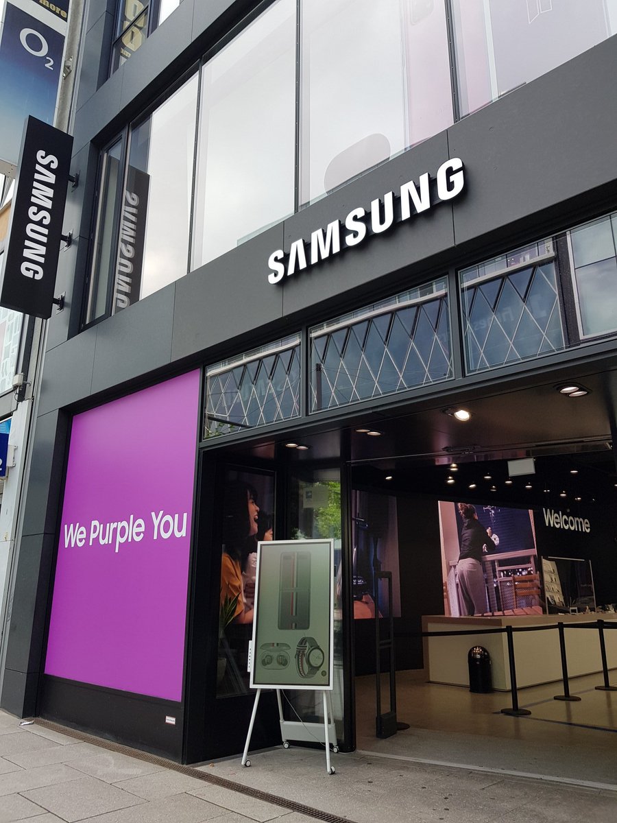 Strawberries321's tweet photo. Samsung using taehyung's purple you quote as advertisement for their store dfghjk taehyung's galaxy brain when he coined the term "I purple you" and it went on to become a brand &amp; symbol for bts, acknowledged and used by everyone!! His impact is unprecedented 💜
#BTSV @BTS_twt #V https://t.co/CSXpELf8ZN