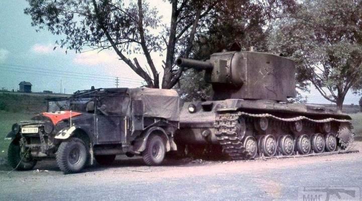 TRUFAULT's tweet photo. El enorme tamaño del #KV2 se ejemplifica en esta #foto #coloreada, al lado de un vehículo de la #Wehrmacht.
Gris #panzer y verde #4BO (foto a color, original).
🇩🇪🇷🇺
#WW2 #WWII #Historia #2GM #Guerra #tanka #Carropesado @WW2enimagenes @la_anfi @lasegundaguerra @efrainherreraM https://t.co/VS6v9y9HqO