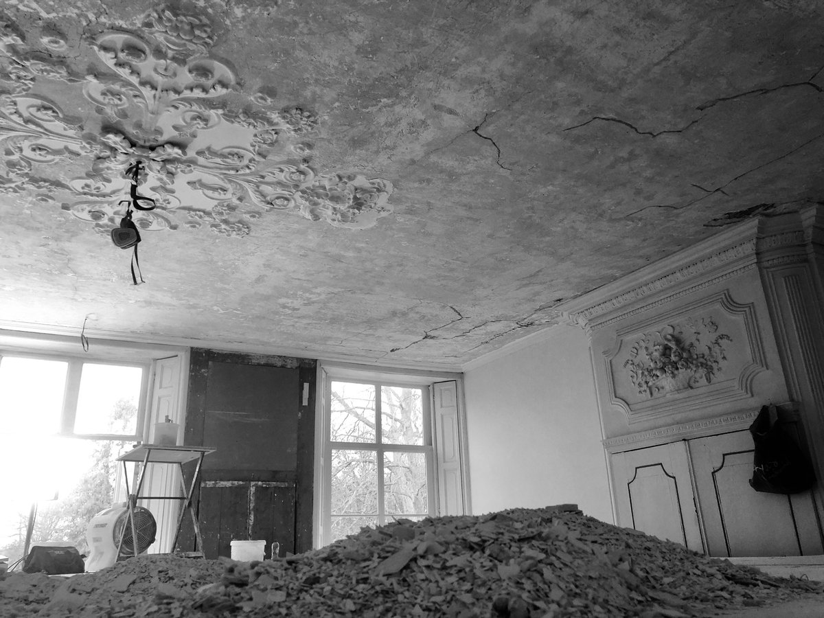 DanielOudman's tweet photo. Voor en na, herstel en restauratie. Oude put kalk en zand. #traditioneel #erfgoed #restaurarie #stuc #historische #binnenruimtes #rce #drentslandschap #stukadoor #oudman #Drenthe https://t.co/a1WwEmDBcu
