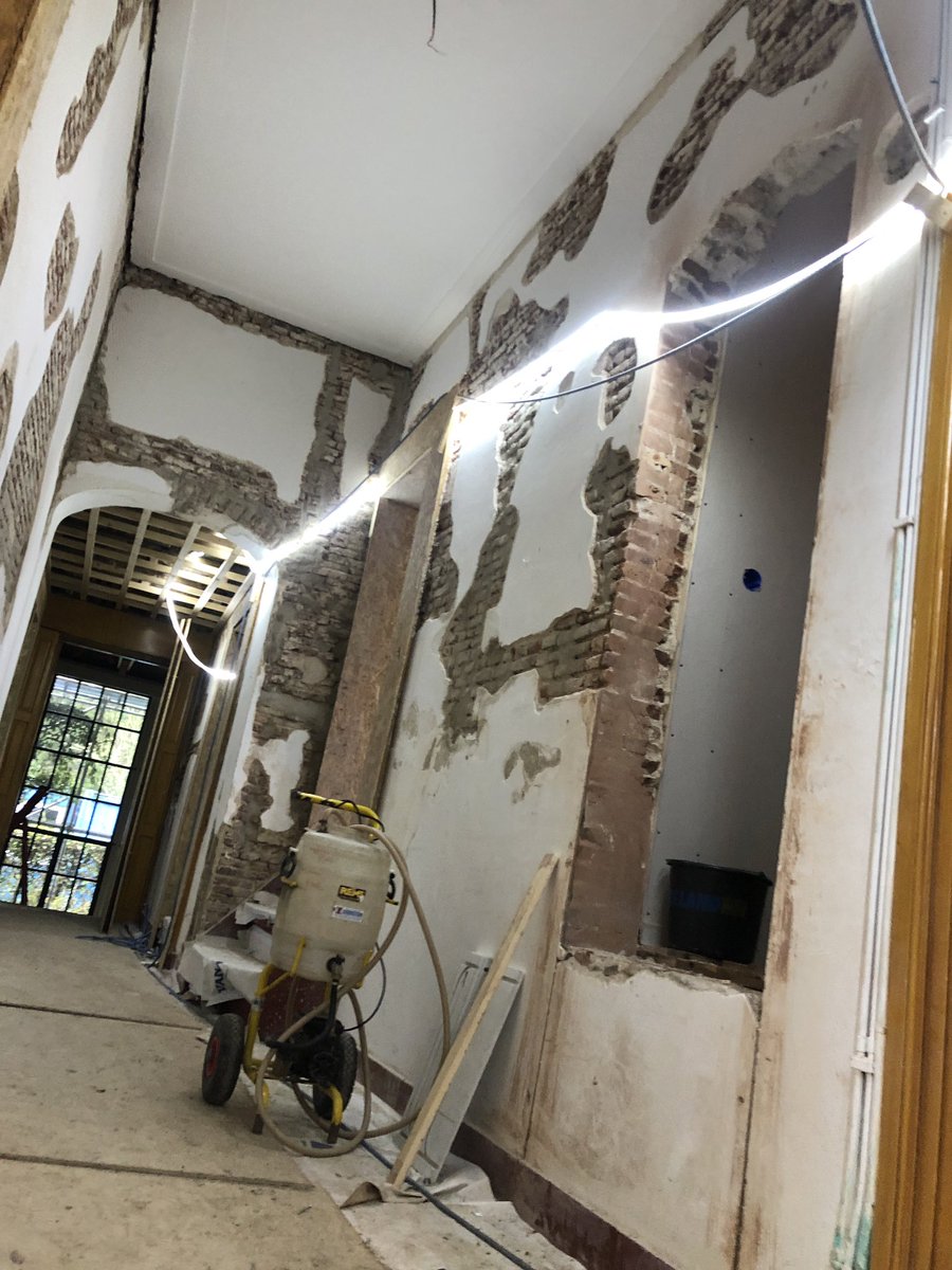 DanielOudman's tweet photo. Voor en na, herstel en restauratie. Oude put kalk en zand. #traditioneel #erfgoed #restaurarie #stuc #historische #binnenruimtes #rce #drentslandschap #stukadoor #oudman #Drenthe https://t.co/a1WwEmDBcu