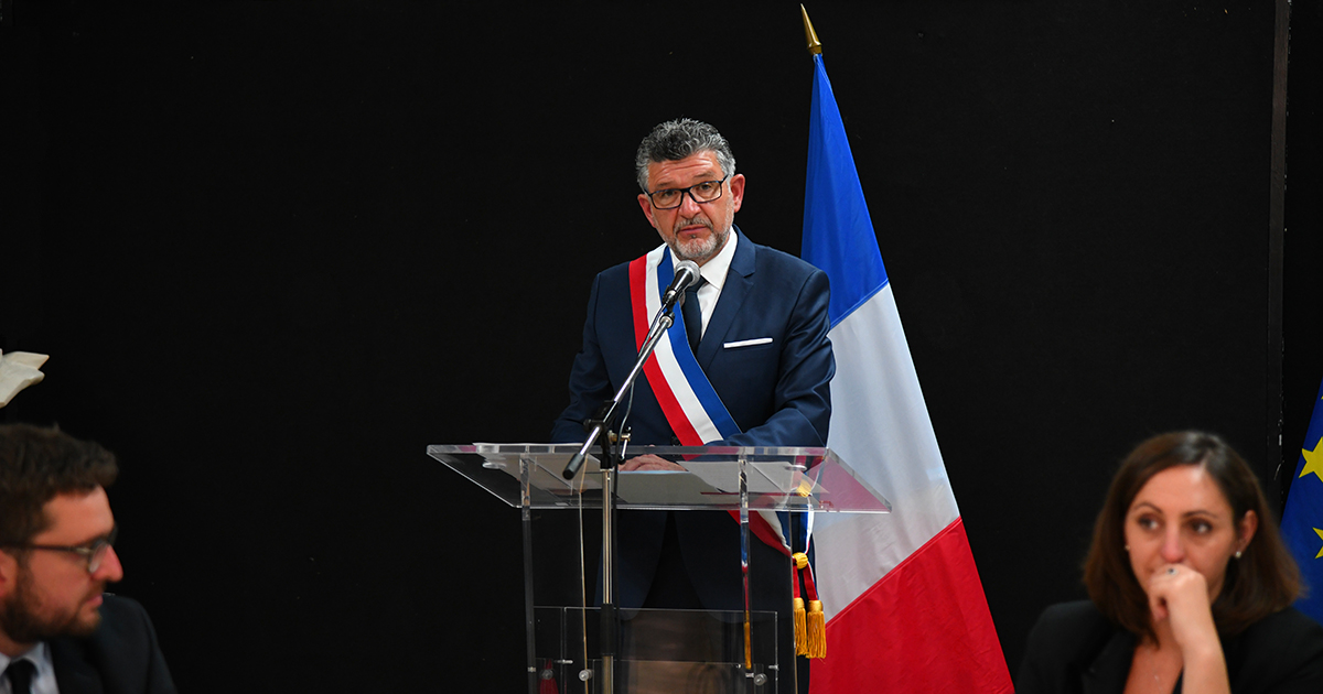 📢 <a href="/Lucbouard/">Luc_Bouard</a> réélu maire de <a href="/larochesuryonfr/">La Roche-sur-Yon, Ville & Agglomération</a>. « Je continuerai à être le #maire de tous les #habitants de notre commune, à défendre leurs #intérêts et à être leur premier représentant. » #larochesuryon #lrsy #vendee <a href="/PrefetVendee/">Préfet de la Vendée 🇫🇷</a>
⏩ bit.ly/election-maire
