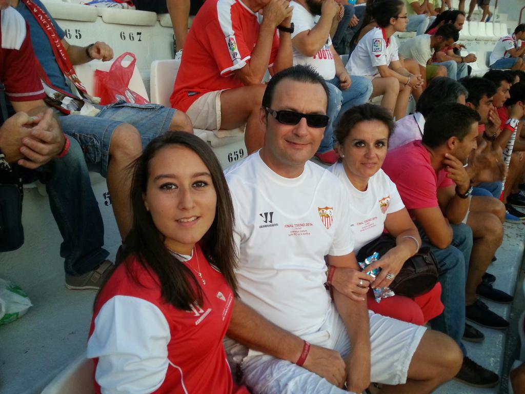 roberbuck's tweet photo. #MiQuererEsTuPoder en el Sánchez Pizjuán con @MoleroROSI y @_cristii98 https://t.co/N7vNBlvEwt