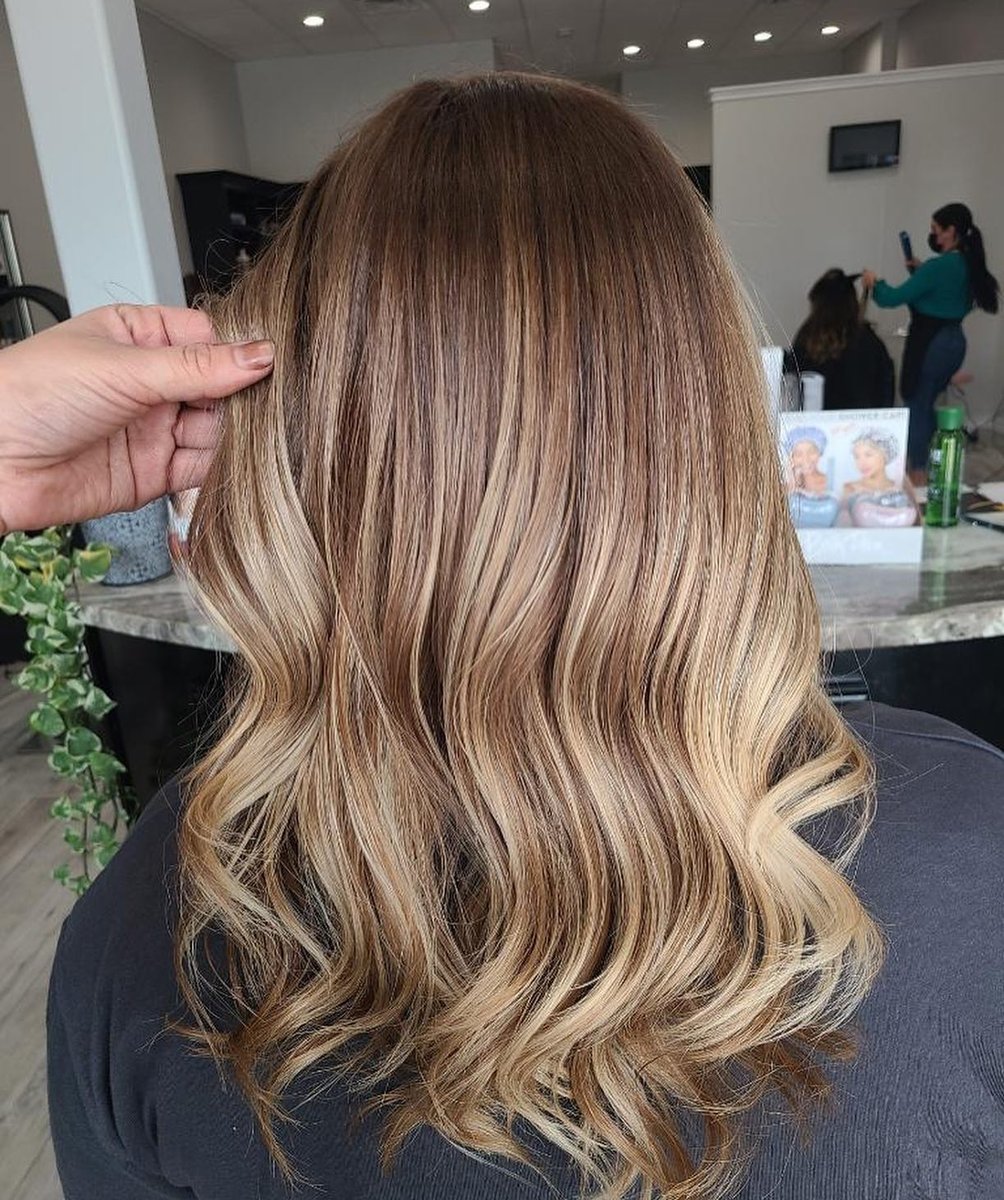 shoplocalcc's tweet image. From hilites to a Balayage look 
Color melt and toner by @hairby_jaytafolla ⁣
.⁣
.⁣
#redken #shadeseq #blondeme #blondelife #olaplex #framar #framarbrushes #rdapromart #armstrongmcall #licensedto #cosmoprof 

📷 @beautyavenuecc
#shoplocalcc