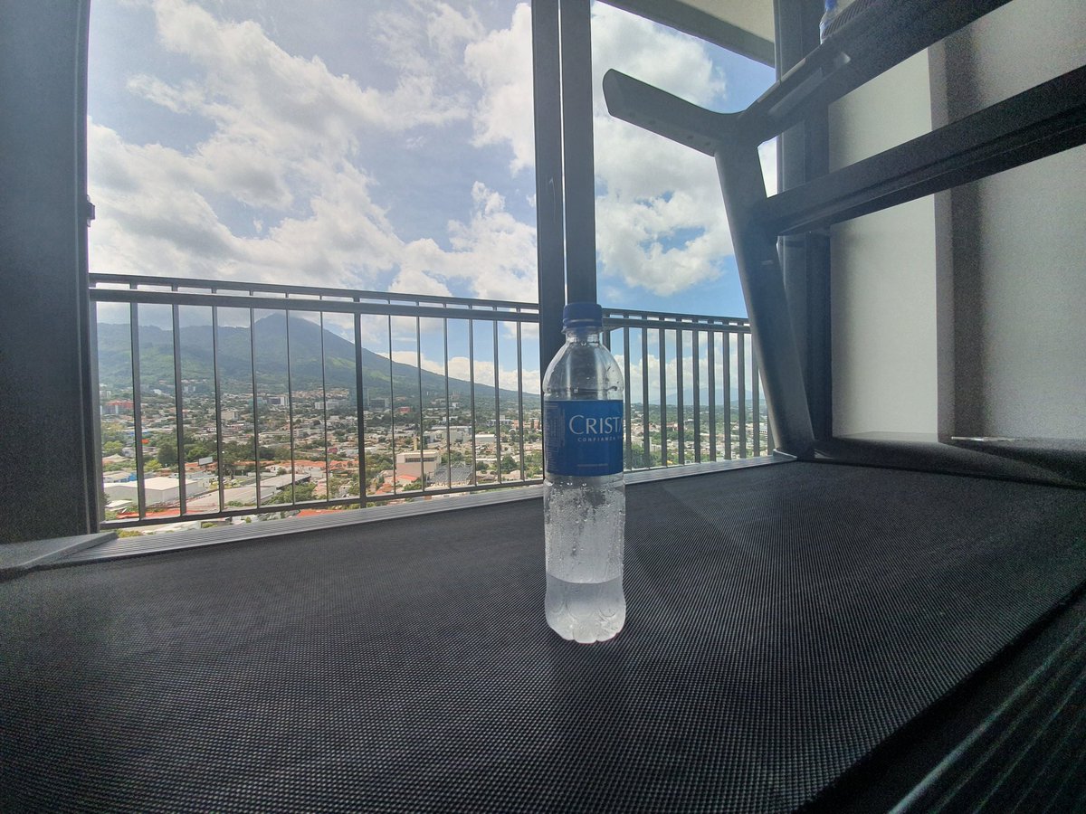 MiriFlamencoR's tweet photo. Esta comprobado científicamente, que el agua que mas disfruta el ser humano, es 5kms dsps de sacarla de la refri
#CorrerDaVida https://t.co/fls7LuA2HG