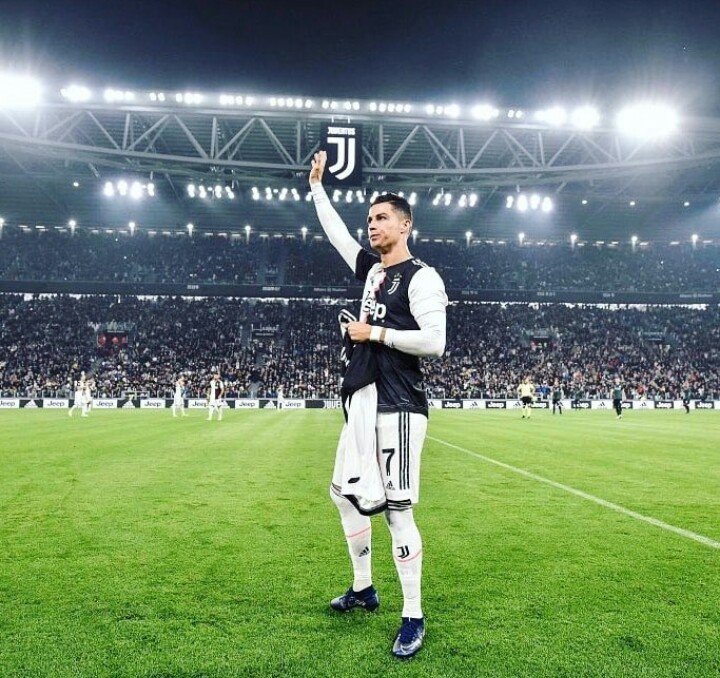 e7ernamente's tweet photo. ¡Cristiano Ronaldo es elegido el mejor jugador de todos los tiempos en el Globoesporte venciendo a Lionel Messi en la votación final después de más de 95,000 votos! 🐐

 [@globoesportecom] https://t.co/ZOTZCboR5L