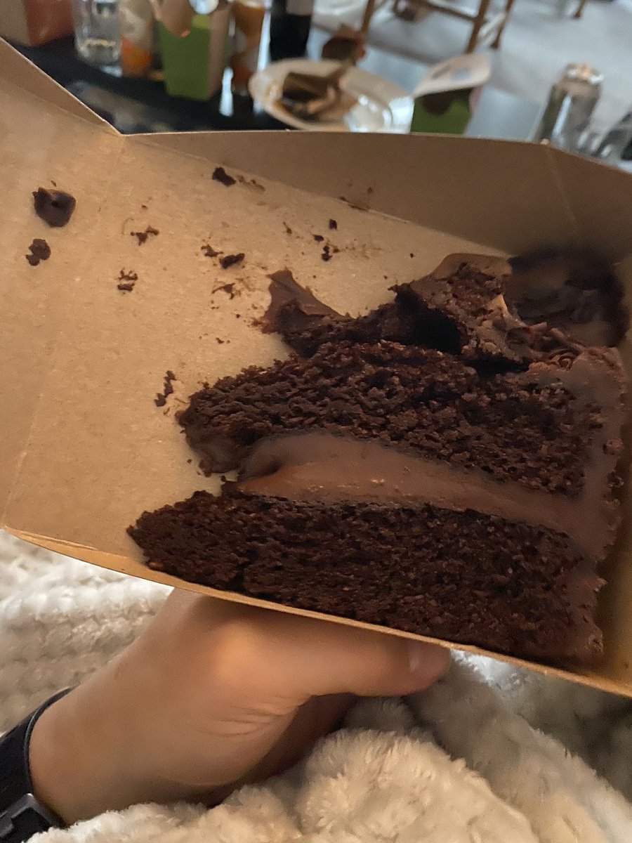 daniellehyde_'s tweet photo. @NandosUK I think u sent me half a cake by accident :( https://t.co/2JQI7WuPZB