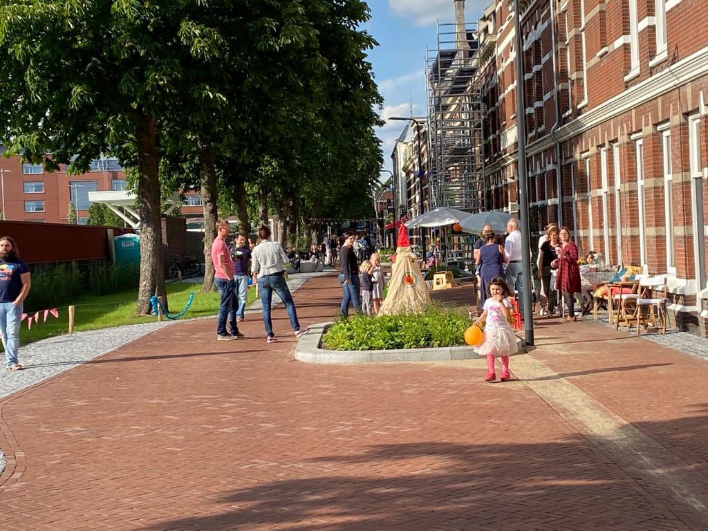 ilegne's tweet photo. Vandaag is onze ‘nieuwe straat’ door de wethouder @UfukKahya officieel ‘geopend’ 🍾🥂 - We zijn er blij mee! Groen en autoluw! Dank aan inzet @BosscheGroenen en @boschgroenlinks https://t.co/V5SQwtge1O