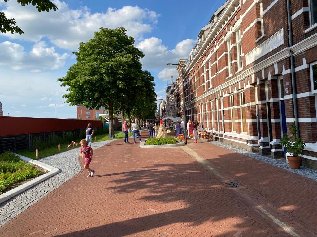 ilegne's tweet photo. Vandaag is onze ‘nieuwe straat’ door de wethouder @UfukKahya officieel ‘geopend’ 🍾🥂 - We zijn er blij mee! Groen en autoluw! Dank aan inzet @BosscheGroenen en @boschgroenlinks https://t.co/V5SQwtge1O
