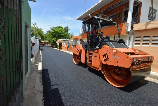Obras Públicas asfalta y bachea calles en el GSD y provincias
►►bit.ly/2YXoCPz #elCaribe