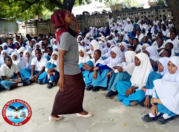 MustaphaBurhani's tweet photo. Ningependa Kama itakupendeza uchagie kwenye mfuko wa taasisi ya @Tuvukewoteorg ambayo kwa sasa inaendesha mradi wa Mentoring Program kwa shule 20 Tanzania ili kutokomeza Mimba za Utotoni mashuleni, wanafanya vipindi mashuleni, transport pamoja na materials Ni tatizo #MoGifts2020 https://t.co/RHn1v9YJwy