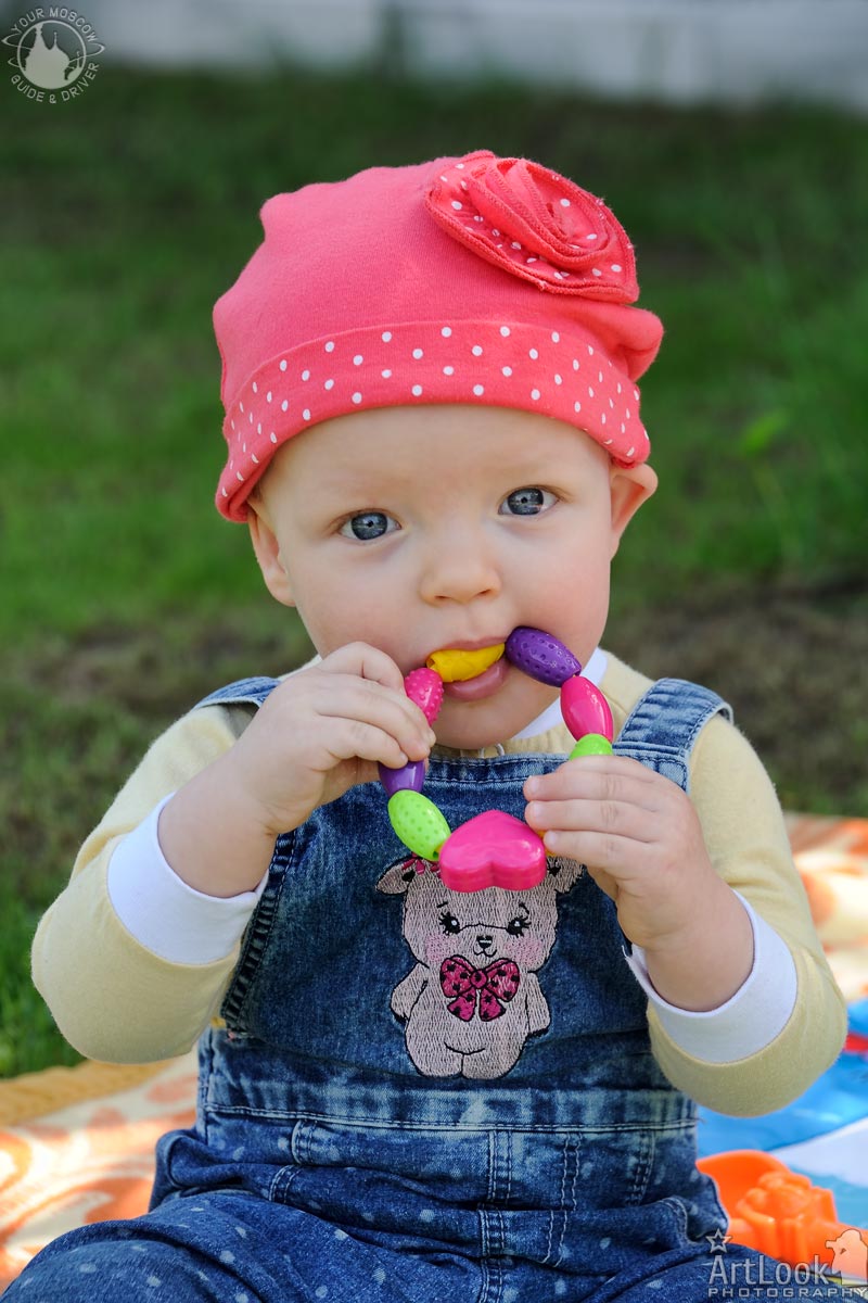 YourMoscowGuide's tweet photo. = Portrait with Teething Toy Ring =
My little daughter almost 1 yo (May 2019)
https://t.co/Z98554s1nE
#Dacha #daughter #Family #NashaSonya #babies #Sonya #OurFamily #LittleOne #babygirl #BabyPhoto #kids #KidsPhoto #portraits #1year #FirstTeeth #Moscow #Russia #MoscowPhoto https://t.co/cGhOheVcyX
