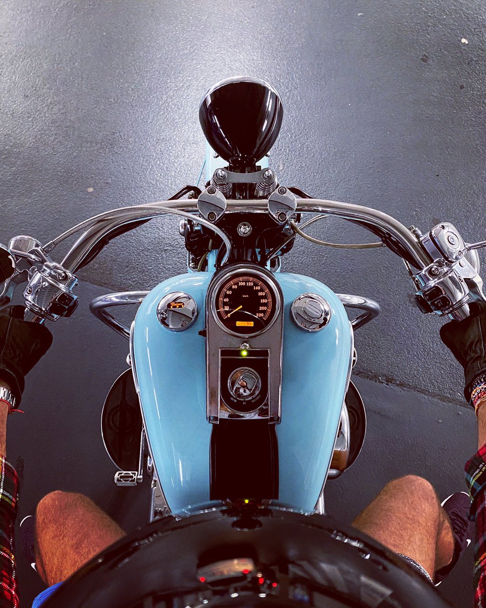 tialzar's tweet photo. La vie en bleu ☠️🇫🇷 #harleydavidson #legend #love #riding #blue #beautiful #amazing #custom #softail #tialzar #biarritz #biker #mood https://t.co/EKxRpGHaCJ
