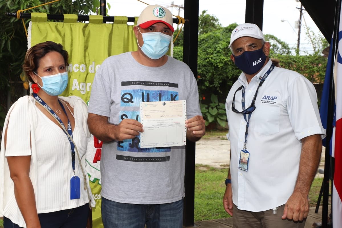 ARAP_Panama's tweet photo. Administradora @FlorTorrijos acompañó al ministro del @MIDAPma Augusto Valderrama a gira en Los Santos donde se entregaron préstamos a productores, impulsando así la reactivación económica del sector. https://t.co/u0Sst0Spnk