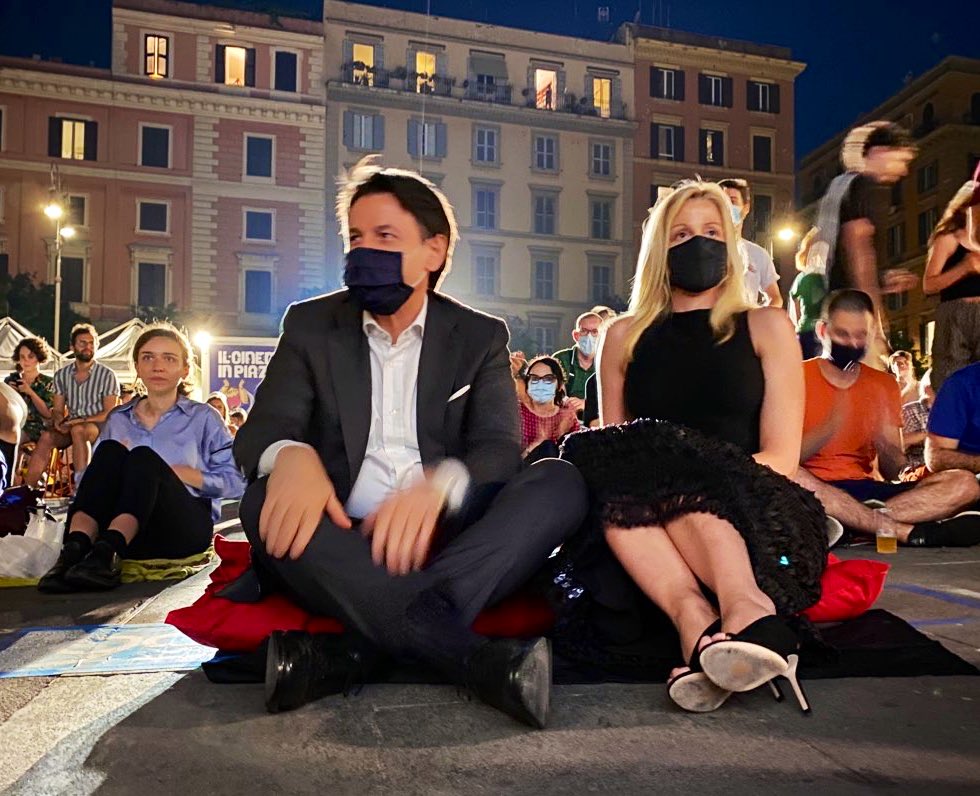 I cuscini di Piazza San Cosimato sono belli perché capita di vedere chiunque, anche Presidenti del Consiglio.

#IlCinemaInPiazza