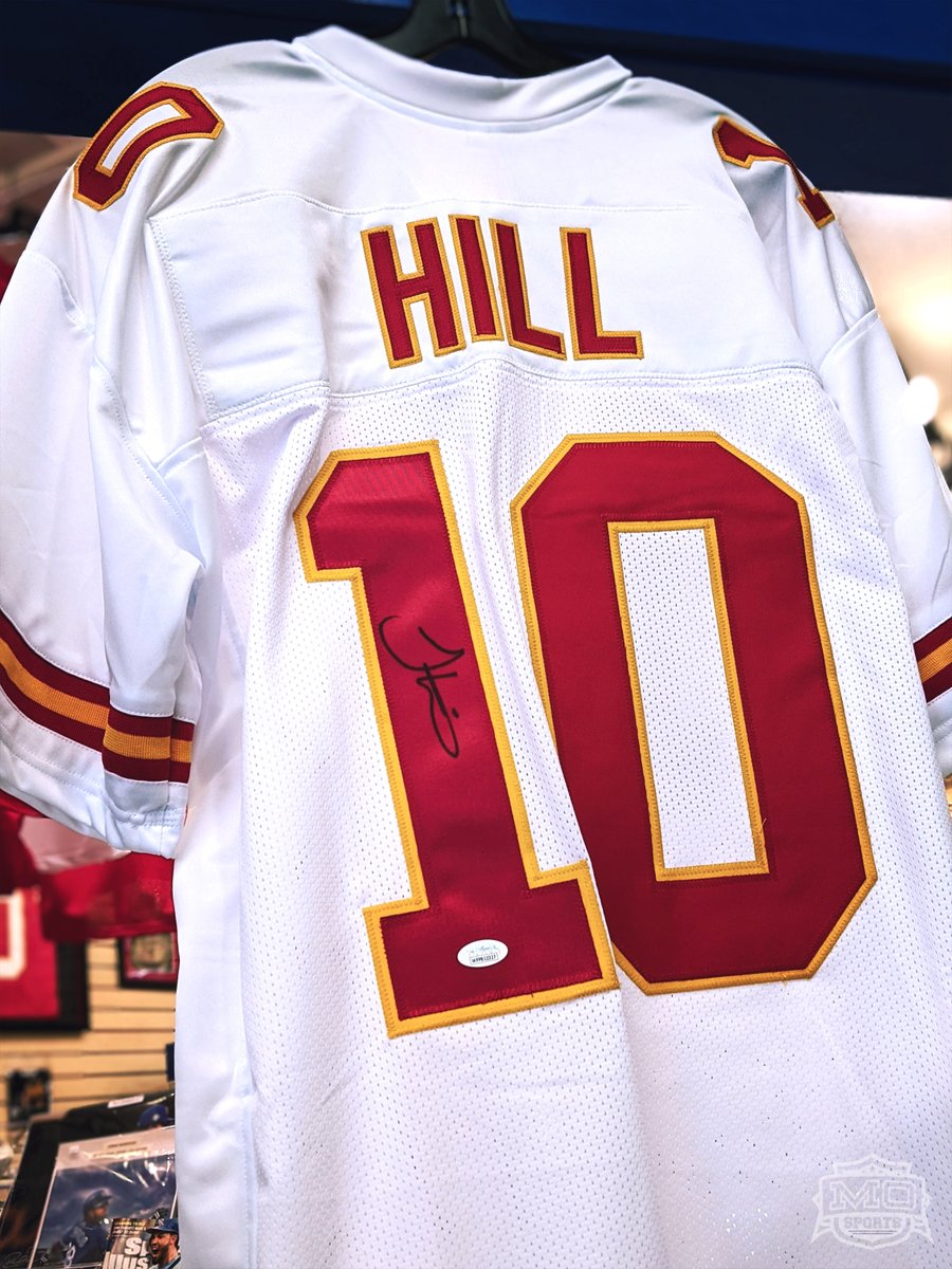 ChiefsFocus's tweet photo. 🔔IT'S GIVEAWAY TIME!🔔

Want the chance to win this custom away jersey signed by Tyreek Hill? 🐆✍️

1️⃣ Retweet this post
2️⃣ Follow @ShopMOSports and @ChiefsFocus 
3️⃣ Tag two friends!

Winner will be selected on Friday, July 10th. Good luck! 🍀

#ChiefsKingdom | @ShopMOSports https://t.co/xbET421No8
