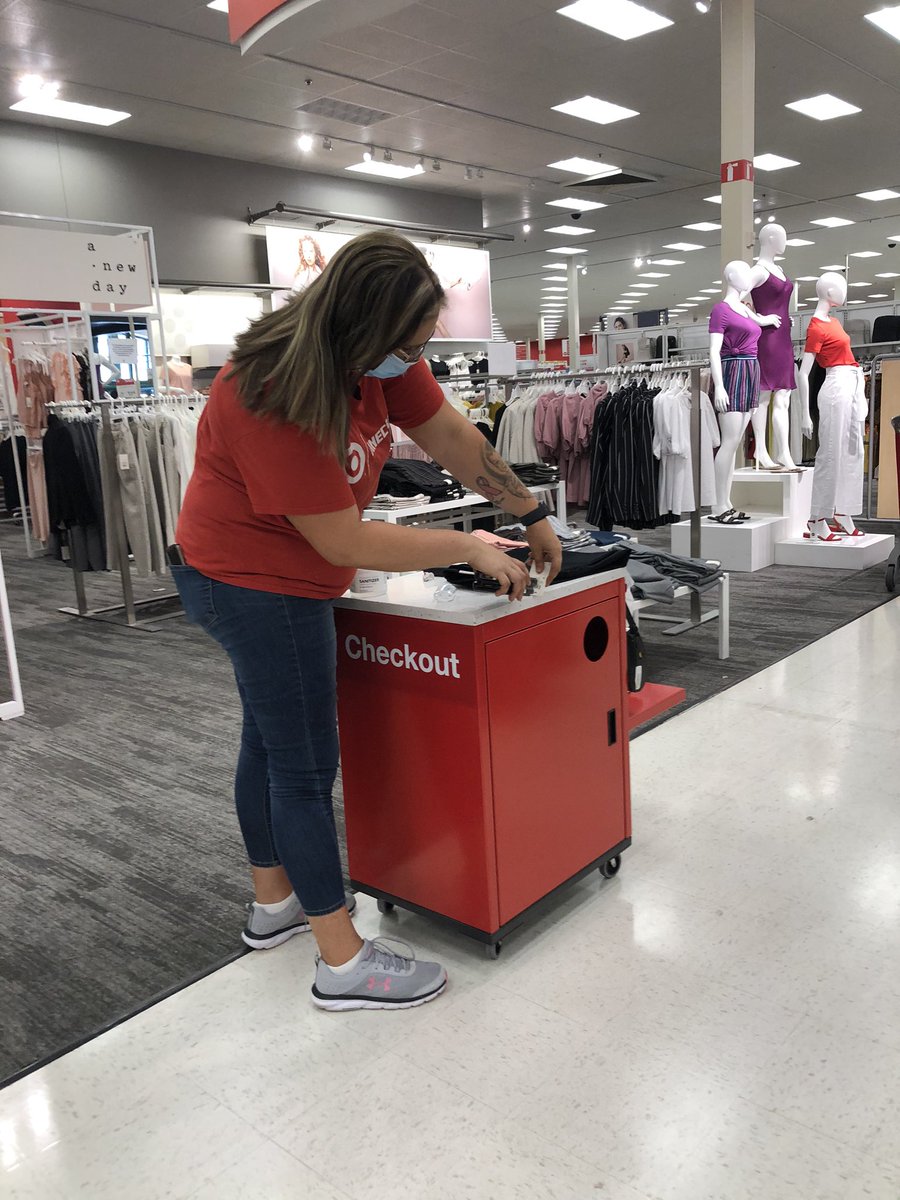 Tm Brittney busting our lines in Sioux City with the new cart! We love quickly helping our guests with their last minute 4th of July purchases! @gwpringle @jodijordheim <a href="/4everettMark/">Mark.Everett</a>