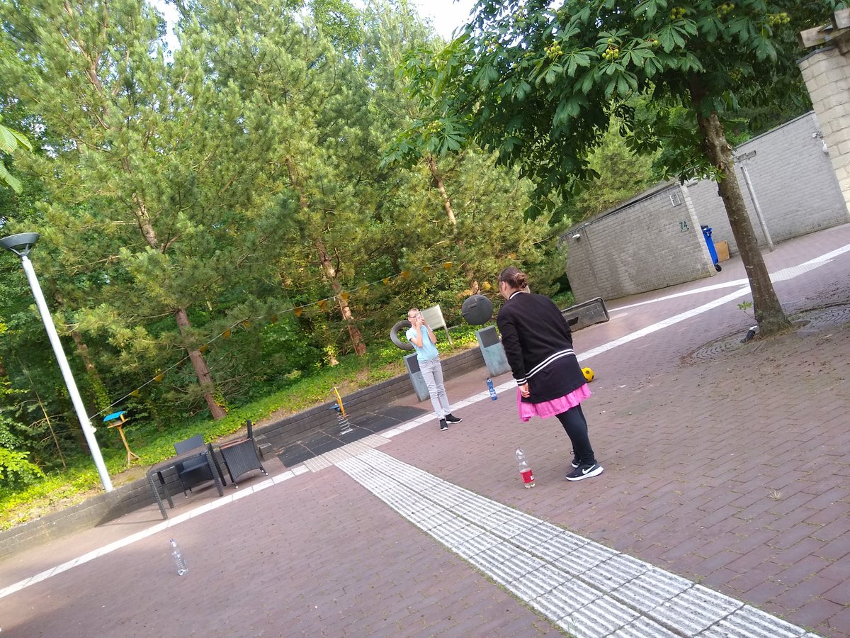 We zijn weer open bij #deBeek 
Fijn dat de #jongeren er weer zijn!
Heerlijk flessen voetbal op afstand. #logeren bij Visio!