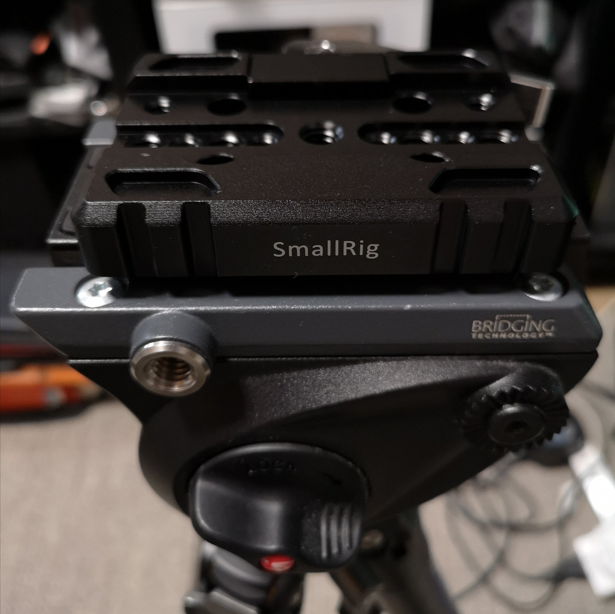 うーろん On Twitter Smallrig Arca規格スタイルクイックリリースベースプレート 1817をマンフロットのmvh500ahに付けてみた プレートやレバーはごっつくていい感じかな 100400gmに付けたhaoge Lf S721で付けてみたけど問題なさそうみたい Https T Co Gzybc8opka