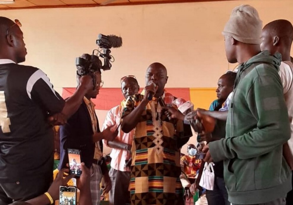 WassolonDiakite's tweet photo. #MANDIANA : TROIS RESPONSABLES DES PARTIS POLITIQUES PADES, PEDN ET CPUG ADHÈRENT AU RPG ARC-EN-CIEL GRÂCE AU DIRECTEUR  GÉNÉRAL DES DOUANES #GTS:
  Il s’agit de trois grandes têtes des partis politiques du PEDN, du PADES et du CPUG qui ont adhéré officiellement ce vendredi . https://t.co/xMmyMayUeU