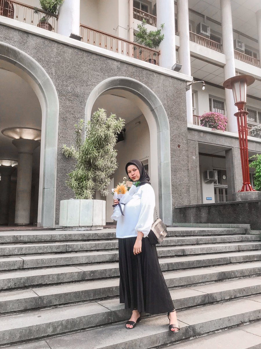fitrirmw's tweet photo. terimakasih filsafat UGM 🤍🖤 https://t.co/Mw8i2MQb2T