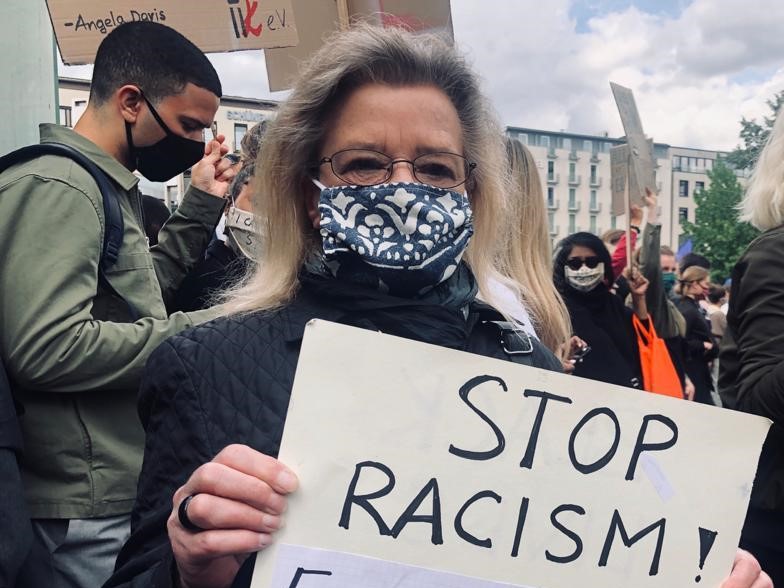 Rassismus ist ein Alltagsproblem und muss bekämpft werden - tagtäglich. „Es reicht nicht mehr aus, ‚kein Rassist‘ zu sein. Wir müssen Antirassisten sein!“, sagt dazu Bundespräsident Steinmeier. Die Gesellschaft muss gegen Rassismus Haltung zeigen und gemeinsam aufstehen.