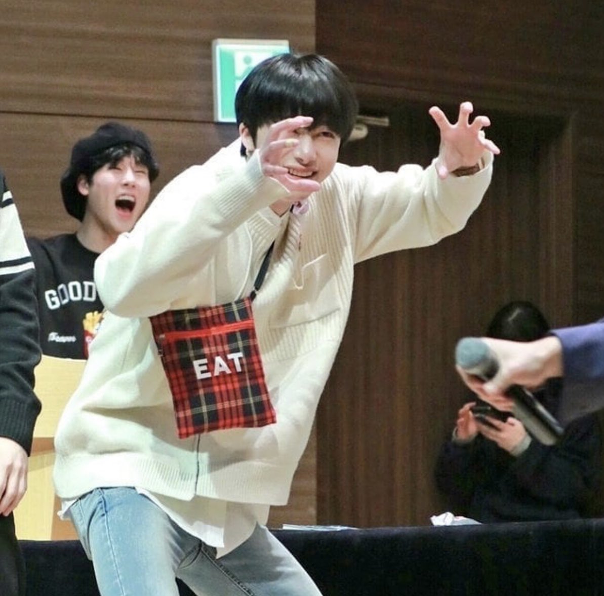 HYUNGWON AS SQUIRTLE;a thread