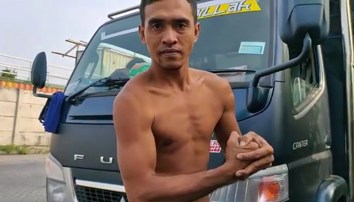 Deddy972's tweet photo. Sopir truk kekar, macho dan manis...
#sopirtruk #pesonasopirtruk #sopirtrukmacho #muscle #musclemen #lokalhangat #lokalhot #lokalmuscle #MuscleMan2020 #hot #Driver #hotdriver #hotdrivertruck https://t.co/pP8i01zeny