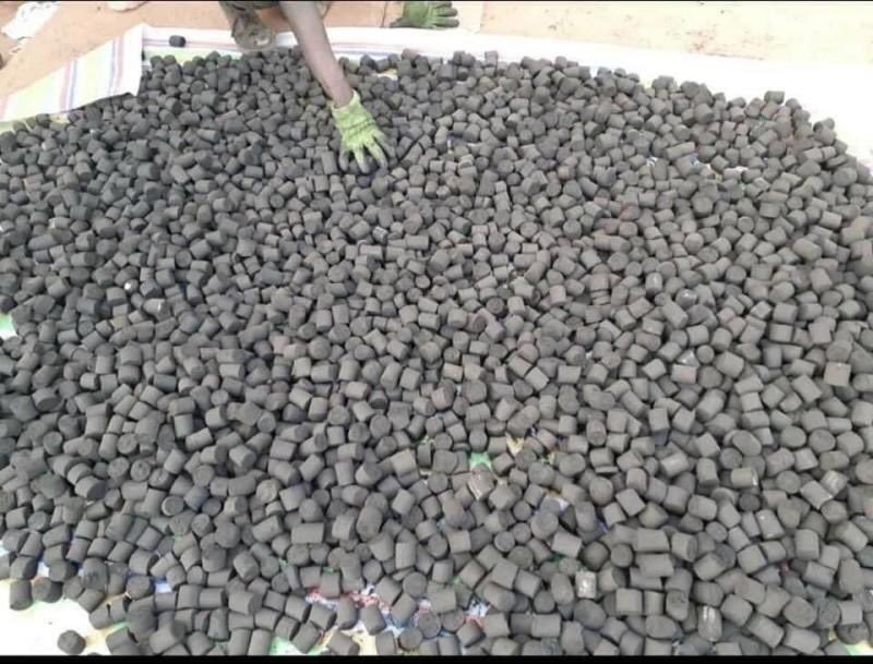 Amantchi_Gogoua's tweet photo. Young Africans for sustainable development 
Natural charcoal made from peanut shells, designed to fight deforestation. It does not release smoke and does not emit carbon dioxide. #MadeInSenegal 🇸🇳

🔥The 20kg bag is 10,000 fcfa 
 Reach them at +221 78 145 06 86 https://t.co/CJl0vMFu8K
