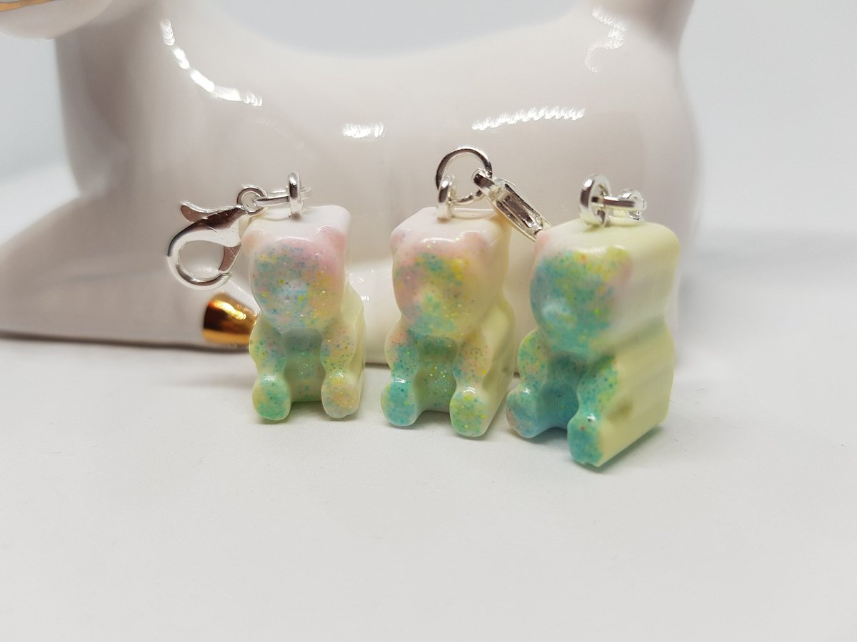 JeysieLeanne's tweet photo. Doing some impulsive late night listings! Available now at https://t.co/ErMLKPdhH8
#resin #resinart #resinartist #charms #bears #gummybears #pastel #glitter #stitchmarkers #progresskeepers #knitting #crotchet #charmbracelet #accessories #jewellery #etsyshop #handmade #kawaii https://t.co/7p4qKavsO0