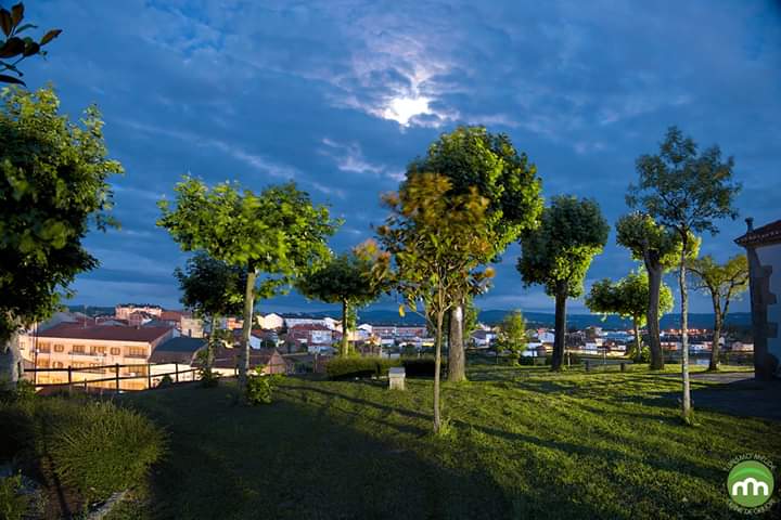 TurismoMelide's tweet photo. As vistas, o solpor, a súa maxia cativadora. Así de feiticeiro vaise despedindo o día desde #OCastelo,  balcón natural de #Melide
Boa noite 🌕
#FelicesSoños #CerneDeGalicia https://t.co/HDBGkKpHXa