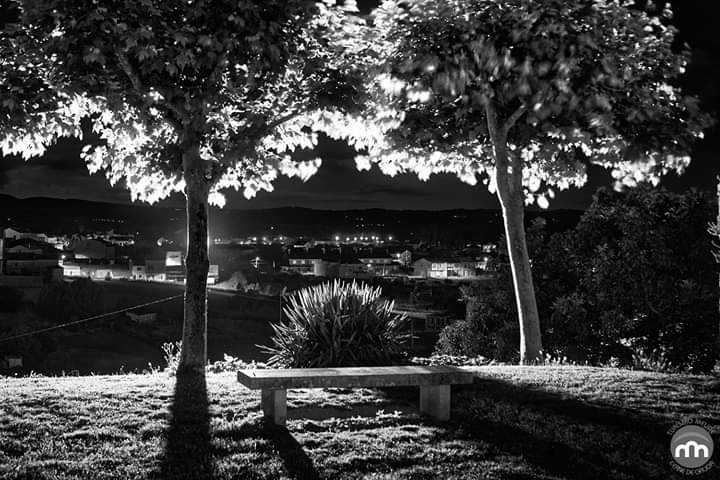 TurismoMelide's tweet photo. As vistas, o solpor, a súa maxia cativadora. Así de feiticeiro vaise despedindo o día desde #OCastelo,  balcón natural de #Melide
Boa noite 🌕
#FelicesSoños #CerneDeGalicia https://t.co/HDBGkKpHXa