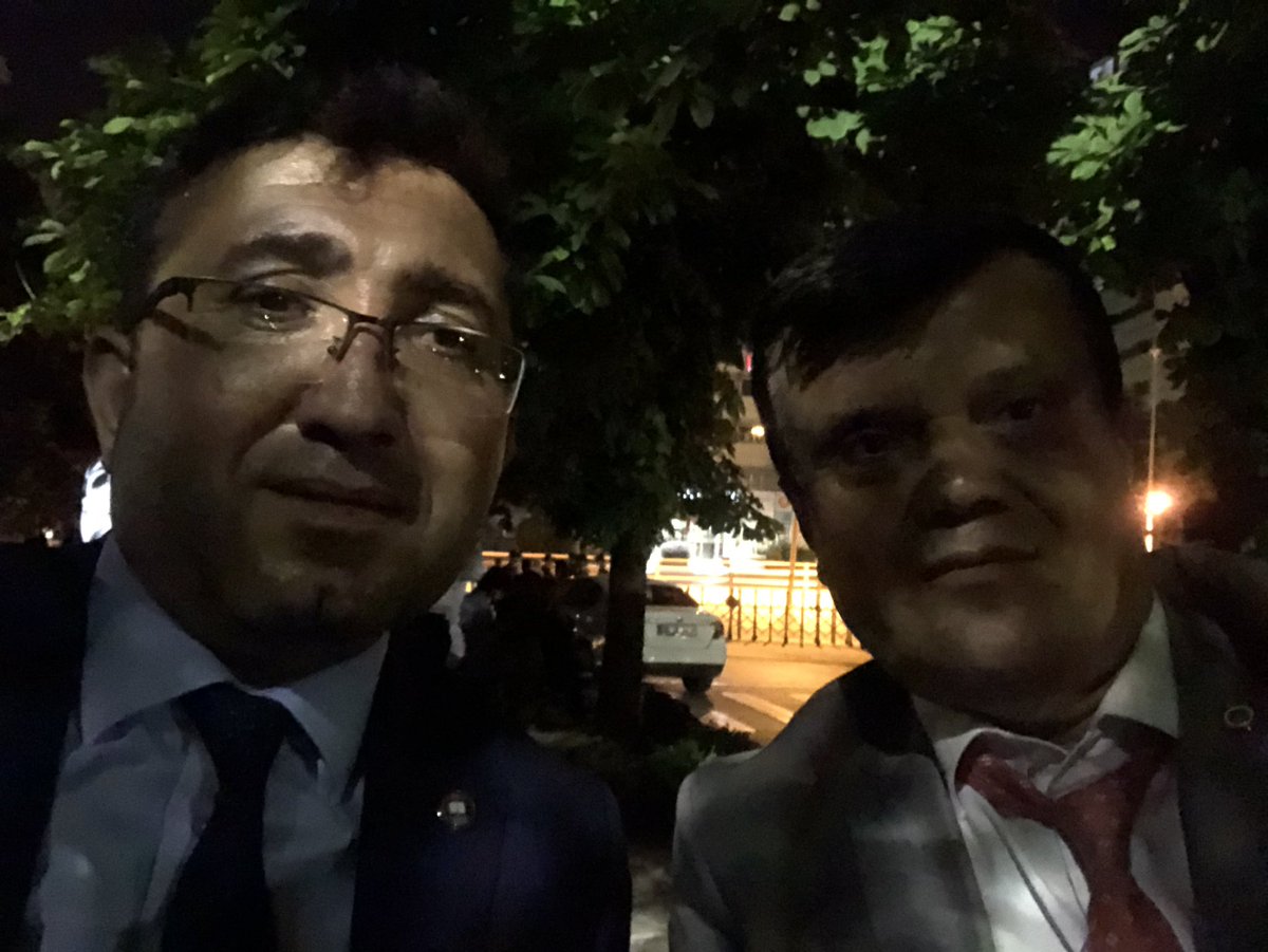SedatTekneci2's tweet photo. 23 Haziran 2020 de Eskişehir Baro Başkanım Mustafa Elagöz ile Ankara girişinde nöbetteydik. 3 Temmuz 2020 TBMM Meclis kapısında nöbete devam. Değişen hiç bir şey yok.#Bölme https://t.co/1tvxc5ijGf