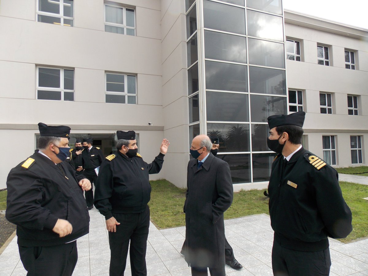ESGUE3's tweet photo. El pasado día miércoles 1 de julio, en el marco de una recorrida por los institutos de enseñanza sitos en el Área Miramar el Sr. Ministro de Defensa Nacional, Dr. Javier García, visitó la Escuela de Guerra Naval. https://t.co/TvZ3kiX7Um