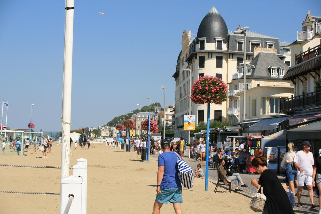  https://en.wikipedia.org/wiki/Trouville-sur-MerThese towns are on the coast (opposite UK) and frequented by many Elite Parisians, including Sarkozy (corrupt) as casinos were banned in Paris. Sarkozy plays tennis there. https://www.thelocal.fr/20150326/france-to-consider-overturning-paris-casino-ban