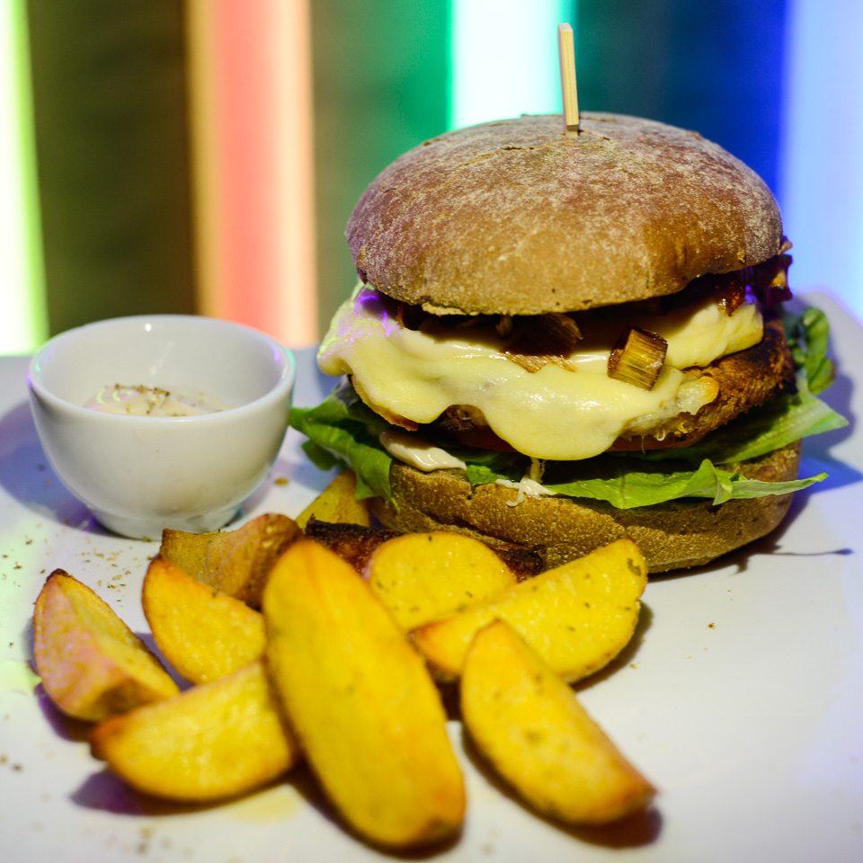 workroombar's tweet photo. Hoje o sextou é em casa! E vai ficar muito mais gostoso com o hambúrguer vegetariano (que pode ser adaptado para veganos) da  Workroom e do Joseph’s. Peça drinks, lanches e sobremesas e delicie-se! 

Confira o  cardápio e faça seu pedido: https://t.co/GQVBvOwBkB https://t.co/bGPkwwriMv