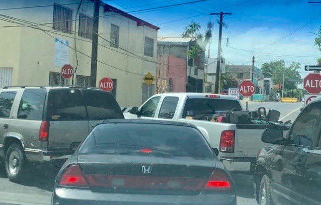 fgcabezadevaca's tweet photo. Esta semana solicité formalmente al @GobiernoMx mayor control del flujo no esencial de personas de #EEUU hacia #México. Estas imágenes muestran el riesgo de contagio en la frontera. Reitero mi solicitud. La situación en #Texas es crítica. Nuestro esfuerzo sería inútil. https://t.co/08xOQJqLsZ