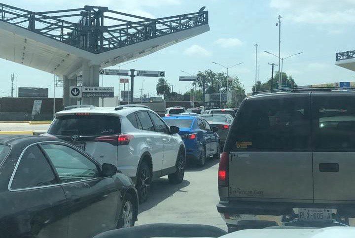 fgcabezadevaca's tweet photo. Esta semana solicité formalmente al @GobiernoMx mayor control del flujo no esencial de personas de #EEUU hacia #México. Estas imágenes muestran el riesgo de contagio en la frontera. Reitero mi solicitud. La situación en #Texas es crítica. Nuestro esfuerzo sería inútil. https://t.co/08xOQJqLsZ
