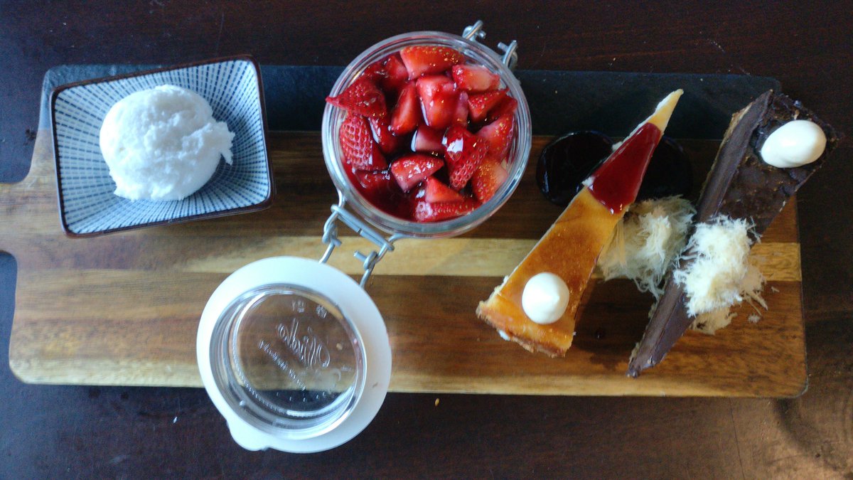 refnode's tweet image. Celebrated tonight with some friends my @happyveganday at #KuliAlma, a hot recommendation for Israel oriental cuisine. We had a great dinner and were served by extreme friendly people. Top location. 

kuli-alma.com

#Vegan #Lifestyle in #Frankfurt #RheinMain