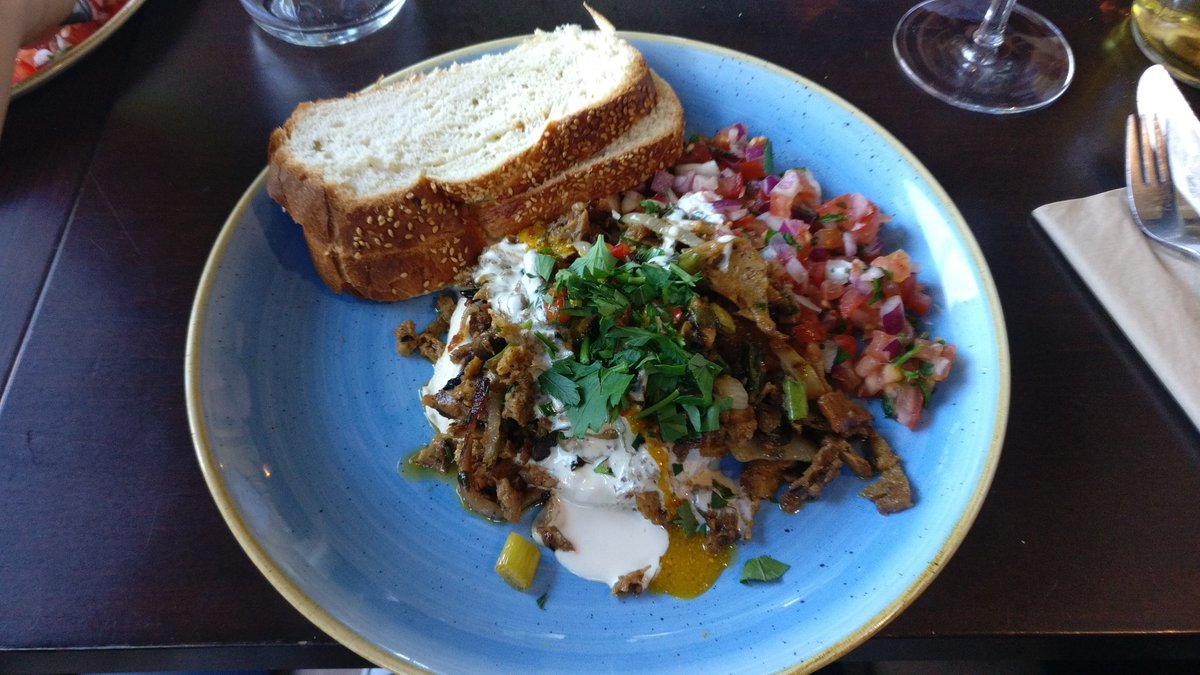 refnode's tweet image. Celebrated tonight with some friends my @happyveganday at #KuliAlma, a hot recommendation for Israel oriental cuisine. We had a great dinner and were served by extreme friendly people. Top location. 

kuli-alma.com

#Vegan #Lifestyle in #Frankfurt #RheinMain